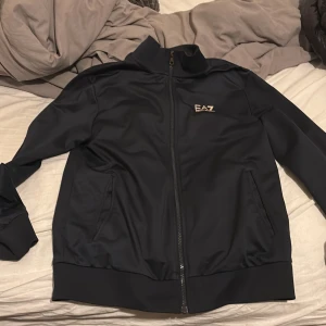 EA7 hoddie  - Den är skön och bekväm men passar mig inte tyvärr 