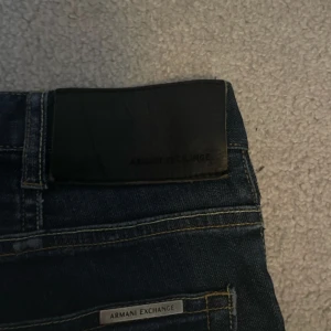 Armani jeans - Jätte snygga jeans från Armani i straight modell storlek herr 32. Broderingen på ena fickan har släppt lite som syns på bild. Priset är diskuterbart 