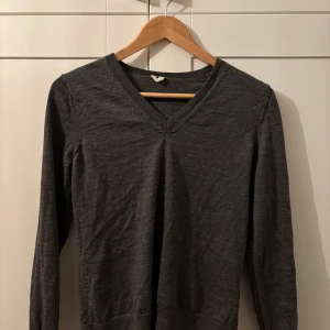V neck grå fin stickad tröja - V neck grå finstickad tröja. Har en hål vid armen men om man kan sy går det att fixa. Annars i jätte bra skick och inte använt så ofta! 