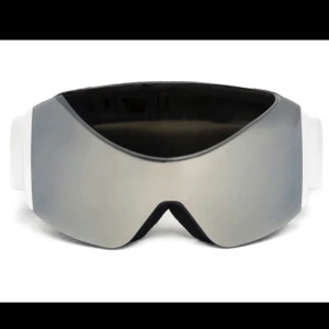 Skidglasögon  - Snygga skidglasögon med spegelglas och vit ram. De har en bred, justerbar rem för perfekt passform och skumvaddering för extra komfort. Perfekta för vintersport och skyddar mot starkt solljus och snöreflektioner. Endast använd en gång, inga defekter! Nypris 300kr