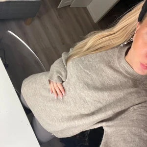 Beige stickad tröja - Säljer en mysig beige stickad tröja med rund hals och långa ärmar. Perfekt för kyligare dagar och enkel att matcha med olika outfits.💞