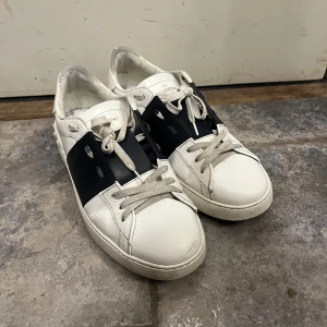 Valentino Garavani sneakers - Valentino opens. Storlek 41. Passar 42. Har onlinekvitto, box och skosnören. 