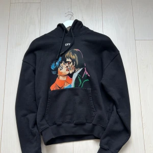 Off-White hoodie - Sjukt snygg och rare off white hoodie. Storlek xs men passar även S. Använd fåtal gånger och har inga tecken på användning. Säg till om ni har frågor. Givetvis äkta. Passar ungefär 165-178cm