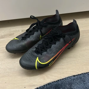 Svarta mercurial vapor 14 Elite fotbollsskor  - De är nästan aldrig använda, bara använda typ fyra gånger. Har inga skador eller defekter. De säljs typ inte längre och dom är värda ca 2500kr. Säljer ganska billigt för Elite skor.
