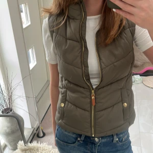 Grön väst - Fin grön väst med guld detaljer! Bra kvalité 💓