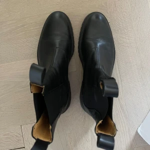 Svarta boots  - Snygga svarta boots från Anny Nord i skinn. De har en stilren design med dragflikar och en robust sula. Perfekta för både höst och vinter. Inköpta för 3000kr.