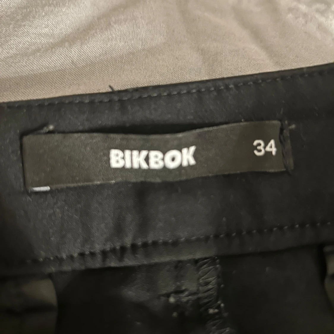 Svarta kostym byxor från BikBok - 1