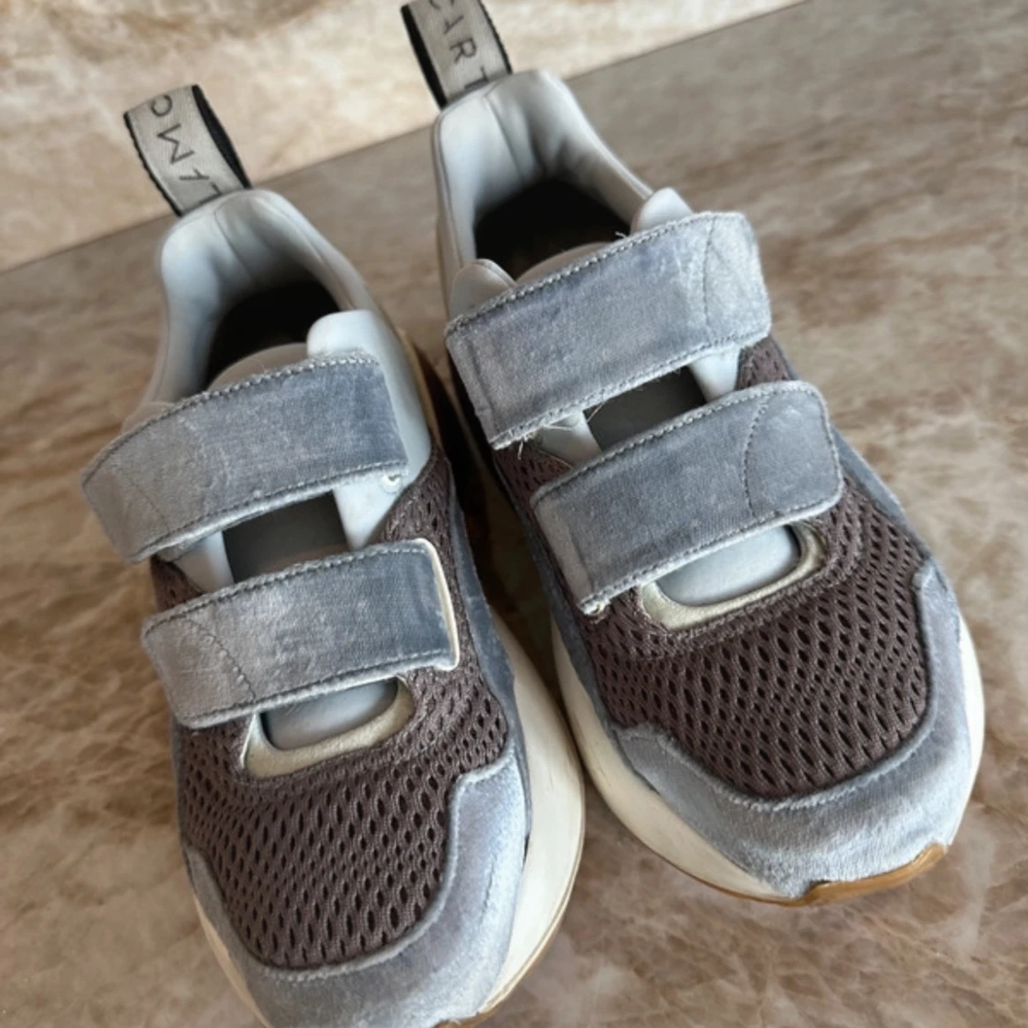 Grå sneakers från Stella McCartney - 2