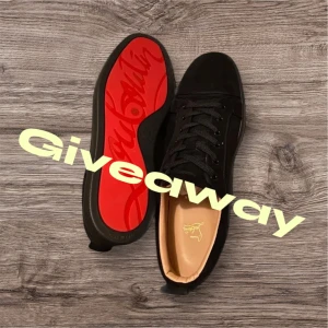 Svarta Christian Louboutin💯 - (För att vinna måste du, 1,följa mig på plick | 2, lika inlägget | 3, dela till dina vänner |.  4, hoppas på vinst 🏆 