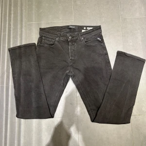 Replay Jeans - Replay Jeans av modellen GROVER, Storlek: 31/32 - Skicket pả jeansen är mycket bra - 10/10 - mitt pris: 399-Nypris: 1599kr.