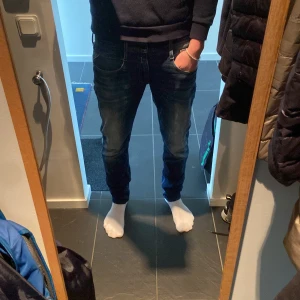 Blå jeans från Replay - Snygga blå jeans från Replay med en klassisk femficksdesign. Perfekta för en avslappnad stil. Storlek 31/34 men passar mer folk med längd 32. 