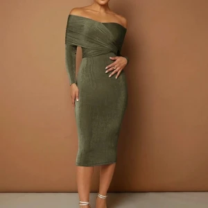 Olivgrön offshoulder klänning - Snygg olivgrön klänning med offshoulder-design och lång ärm. Klänningen har en tight passform och ett knytband i midjan för extra stil. Perfekt för en elegant look. Aldrig använd, storlek XS❤️