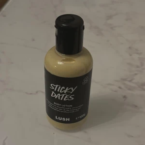 Sticky Dates Body Lotion från Lush - Helt ny oanvänd  body lotion från Lush med namnet Sticky Dates. Kommer i en 100g flaska med en krämig, beige färg och en praktisk svart kork. Perfekt för att återfukta huden med en söt och lockande doft.