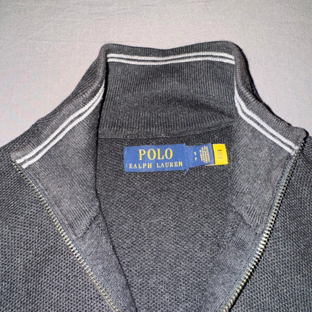 Tröjan är storlek S, har unge defekter eller hål. Neuletakit & Villapaidat.