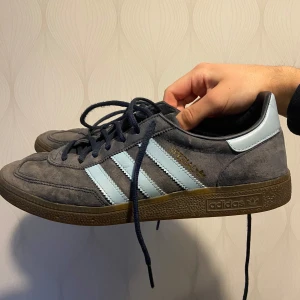 Adidas spezial - Ett par mörkblå adidas handball spezial, inköpta på unisport. Storlek 42,5. Bra skick!