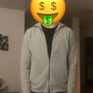 Intressekoll på min Massimo Dutti Tröja - Intressekoll på min eftertraktade Massimo Dutti tröja. Väldigt bra skick. Storlek M. Hör av er vid minsta fundering