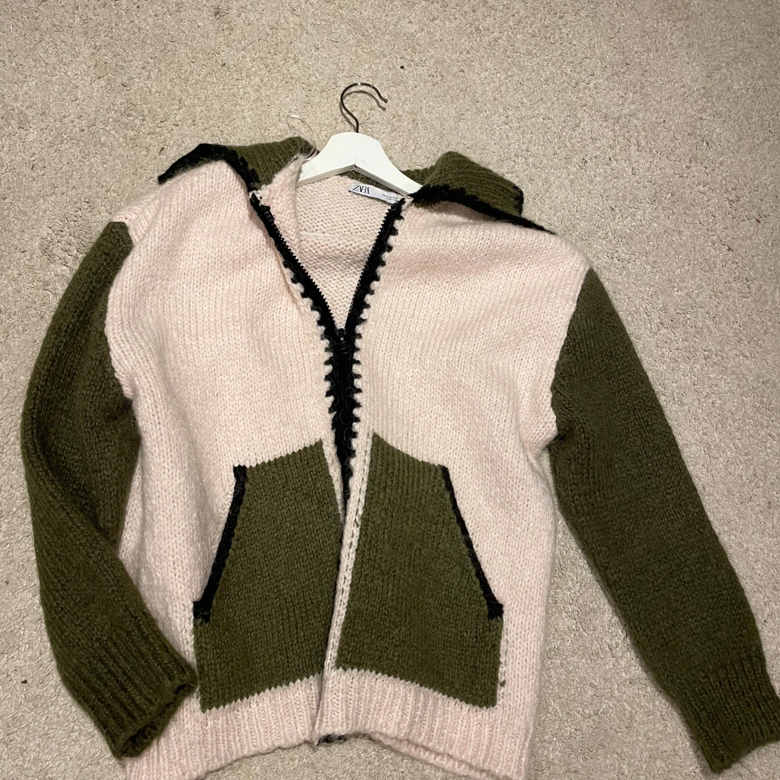 Stickad jacka med dragkedja från Zara - 2