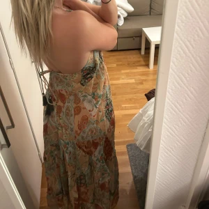 Mönstrad långklänning med öppen rygg - Klänning från Design By si som aldrig blivit använd 