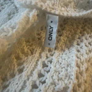 Vit stickad tröja från ONLY - Inte använt mycket alls. Den är hel och syns inte att den används. De är en kort och genomskinlig tröja, samt armarna är lite kortare och utsvängda. Kommer inte ihåg hur mycket den kosta. Storlek S