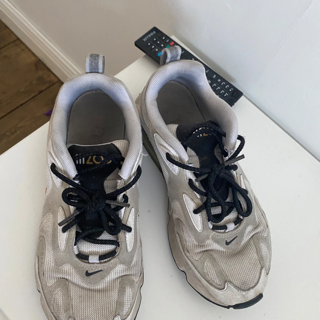 Nike sneakers i beige och guld - 1