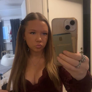 Vinröd spetsblus från Gina Tricot - Säljer en elegant vinröd spetsblus från Gina Tricot i storlek Medium. Blusen har långa ärmar och ett vackert blommigt mönster. Perfekt för att ge en romantisk touch till din outfit. 💕 Säljer då den inte kommer till användning💗 Nypris 300 kronor💗