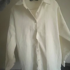 Vit oversize skjorta från Zara - Säljer en vit skjorta från Zara i storlek XS. Skjortan är oversize och därmed mycket större än en vanlig XS.