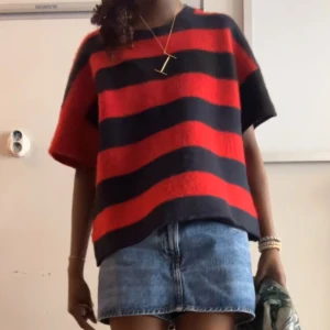Randig röd och svart tröja - Säljer nu min favorit coola randiga tröja i rött och svart samt marinblått från en gammal hm x marni kollektion!!!🥰Tröjan har korta ärmar och en avslappnad passform, perfekt för en skoloutfit eller om man vill pynta upp en outfit. Den är i kashmir, mjukt o skönt❣️ köpt för 1000kr säljer endast för 450kr eller till o med bud beroende på hur många som visar intresse😍 är i storlek XL men krymt som ni ser så den nu sitter mera som en S🥰