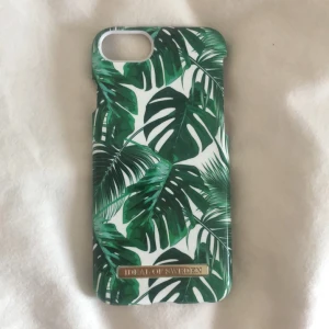 Mobilskal, iPhone 7 - Säljer ett mobilskal för iPhone 7 från Ideal of Sweden💚 Säljer då jag inte har iPhone 7 längre. Inget är trasigt.