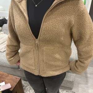 Beige teddyjacka - Pile jacka i bra skick från hm. Passar S, kan tänka mig sälja snabbt för 250.