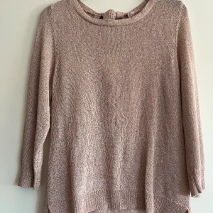 Beige stickad tröja med knyt - Säljer en stilren beige stickad tröja med lång ärm och knyt i ryggen. Perfekt för kyligare dagar och ger en elegant touch till din outfit. Passar bra till både jeans och kjol. Skriv för fler bilder eller om ni har fler frågor 💓