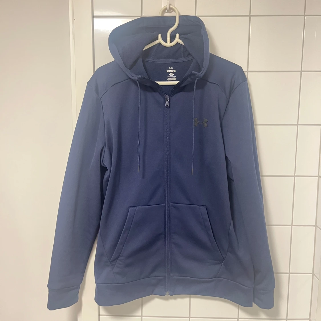 Blå hoodie från Under Armour - 1