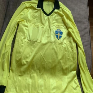 Gul Domartröja Adidas - Säljer en domartröja, använd EN gång då jag snabbt slutade döma matcher. Officiell från SVFF, nypris runt 600kr.