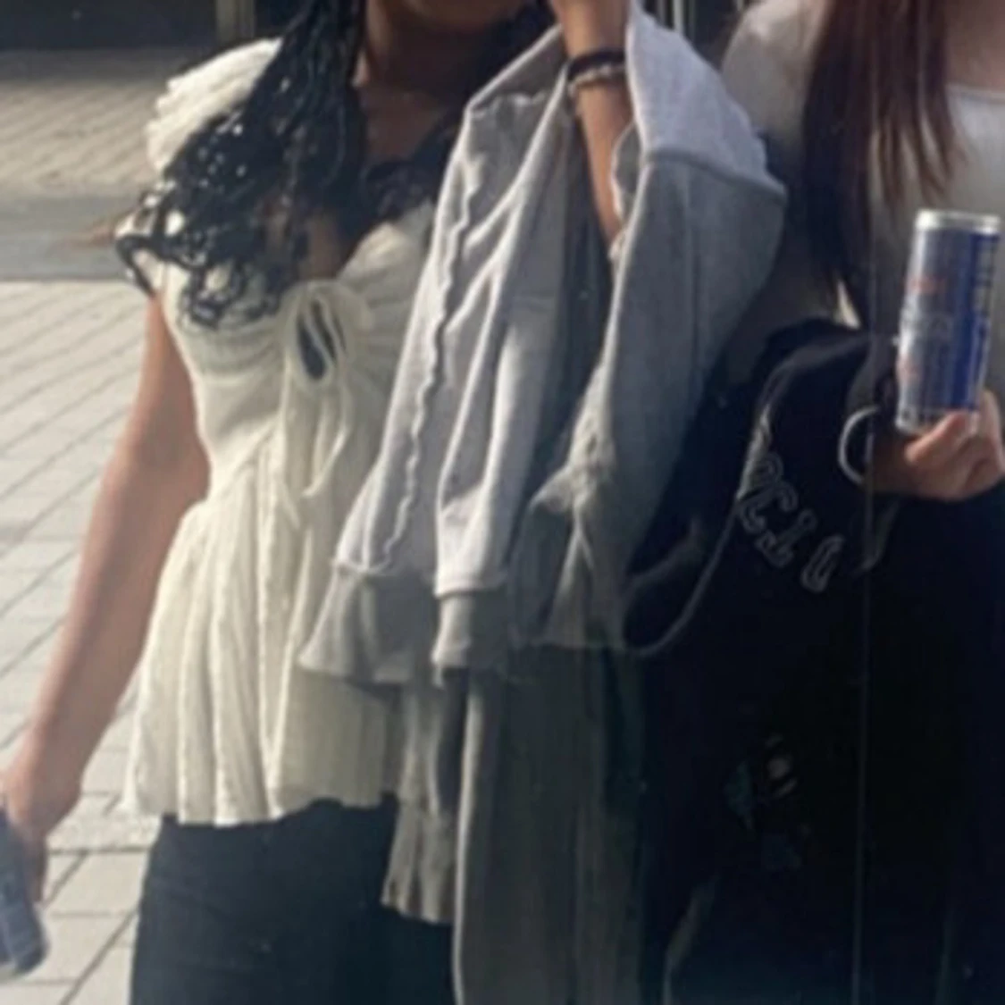 Vit ribbad topp med knytning - 1