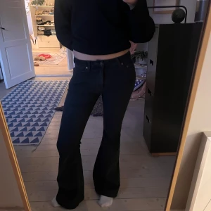 Svarta weekday jeans  - Snygga svarta/ mörkgrå bootcut jeans från weekday i modellen flared. Nysick! Storlek 27/32, nypris 590