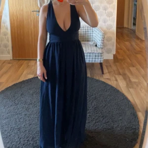 Mörkblå långklänning - Elegant mörkblå långklänning. Perfekt för balen eller liknande. Klänningen är i bra skick och passar både XS och S🥰🥰