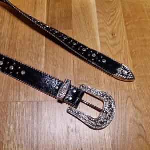 Tvär fett bälte 103 cm - Tvär fett BB Simon liknande bälte. Överlag i nyskick men har gjort ett extrahål vilket man kan se på den sista bilden. Beltet är från början till slut ungefär 103 cm långt.