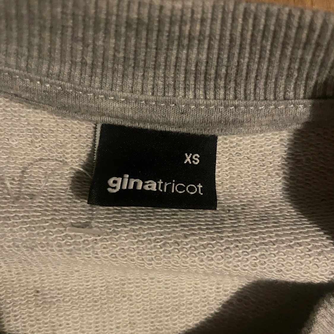 Grå tröja från Gina Tricot - 3