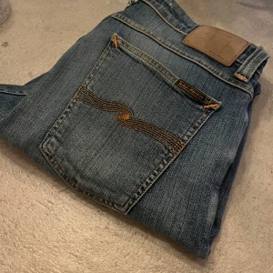 Nudie jeans - Modell: Skinny Lin | skick: 8/10 | skavank: se bild 2 | storlek: 31”32 | nypris: 1600kr | vårat pris: 375 | skriv vid fundering✅