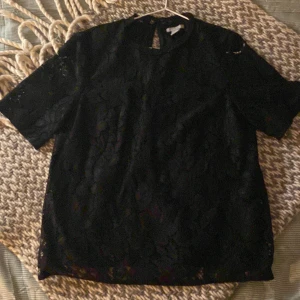 Spets t-shirt  - Säljer min svarta t-shirt i spets! Har haft den väldigt länge men har aldrig riktigt använt den. Det finns inga defekter eller fläckar. Den är i storlek M men jag skulle säga mer åt S då den sitter perfekt till jeansen och inte går över rumpan 💕 priset kan diskuteras!!