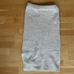 Stickad kjol - Säljer då den tyvärr inte kommer till användning. Jätte fint skick, skriv till mig för flera bilder 💞