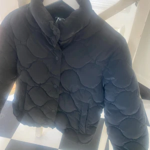 Vadderad höstjacka i matt svart - stl 152 - Vadderad höstjacka i matt svart  stl 152