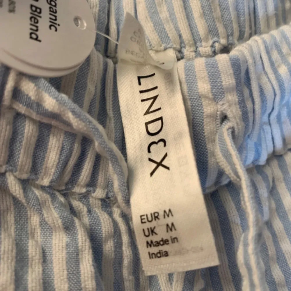 Jättefina randiga pyjamasbyxor. Helt nya med lapparna kvar o oanvända. Strl M men skulle säga passar en S också💞köparen står för frakten . Jeans & Byxor.