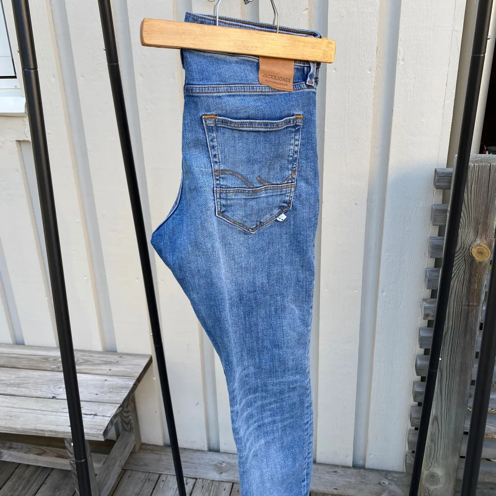 Det är ett par feta Jack and Jones jeans i slimfit Glenn. Skick:10/10 Han på bilderna är liten av sig så dom sitter lösare än vad dom brukar sitta! Tveka inte om att höra dig om du undrar något! Köpta i maj och nästan aldrig använda. Inget fast pris!. Jeans & Byxor.