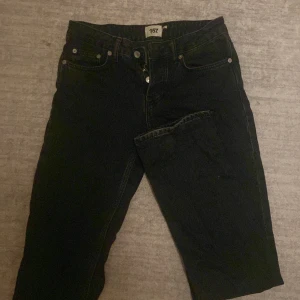 Svarta jeans  - Mid jeans som är ganska långa i benen med slits