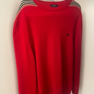 Burberry tröja - Tja säljer min fina burberry tröja som är nu vintage och inte går längre och få itag på. Nypris 4900, har inte använts så mycket och sicket är 9,5/10 hör gärna av er angående fler frågor.