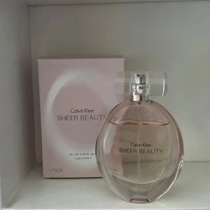 Calvin Klein parfym  - Calvin Klein sheer beauty parfym som luktar fräscht och super gott, knappt använd ❣️