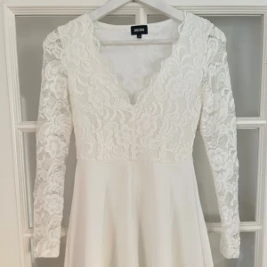 Vit klänning från bubbelroom - I okej skick, använd 1 gång på konfirmation, storlek xs, säljer för 70kr 
