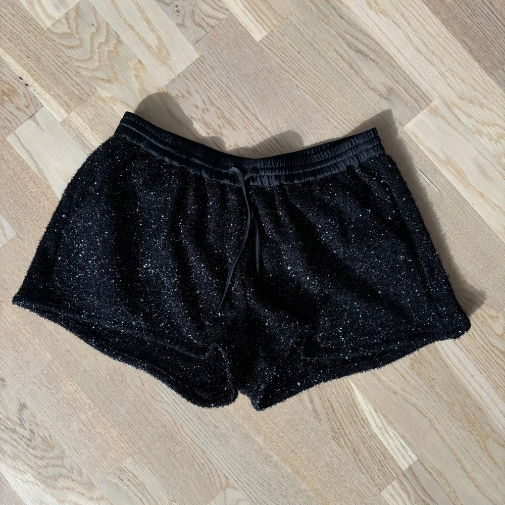 Glittriga shorts från Mango. Helt oanvända med prislappen kvar. Köpta för 200kr🌟 Storlek xs, men passar även S. Shorts.