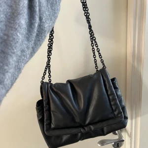 Väska från Hm - Svart väska I skin material från hm bredd:27 cm längd:18 cm