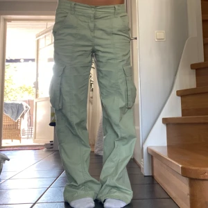 Cargos - Gröna cargos från HM storlek 36, de är smutsiga längst ner för att de varit för långa för mig 